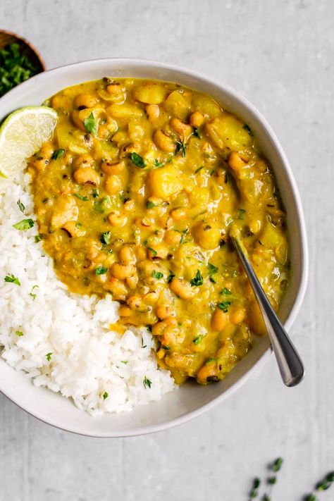 Jamaican black-eyed pea curry served with lime wedges and rice Black Eyed Peas And Rice, Peas And Rice, Pea Curry, Black Eyed Peas Recipe, Perfect Apple Pie, Hoppin John, Jamaican Cuisine, Black Eyed Pea, Jamaican Dishes