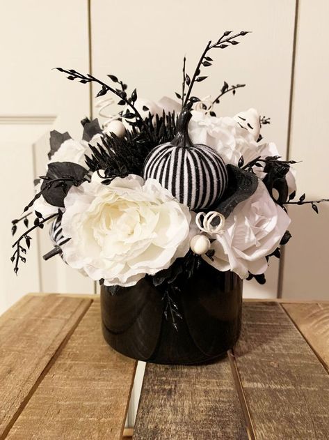 Black And White Pumpkins, Home Halloween Decor, Halloween Flower Arrangements, Patch Crafts, Thanksgiving Floral Arrangements, Halloween Floral Arrangements, White Pumpkin Decor, Black White Halloween, Black And White Halloween