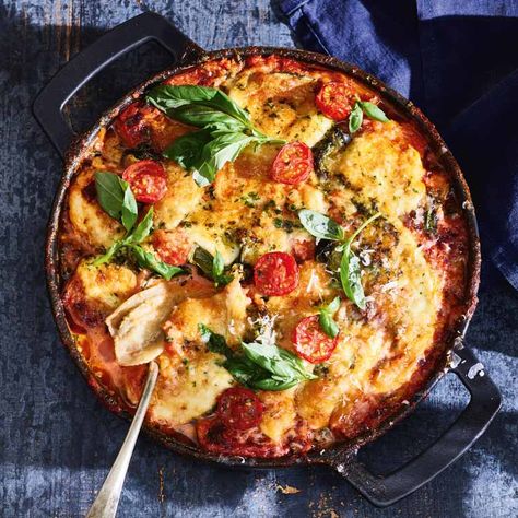 Melanzane betekent aubergine in het Italiaans. Ik ken het woord echter als de naam van een gerecht: een lasagne van aubergine. Als kind heb ik dit recept meegekregen van mijn stiefvader. Het is best een klus om de aubergines goed voor te bereiden, maar... Ravioli Lasagne, Breakfast Party Foods, Baked Lasagna, Easy Dinner Casseroles, Baked Gnocchi, Ravioli Lasagna, 5 Ingredient Dinners, Diner Recept, Family Friendly Dinners