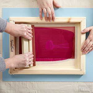 How to Screen Print Multiple Colors Screen Printing Multiple Colors, Diy Screen Print, Silk Screen Printing Diy, Diy Screen, Inkscape Tutorials, Diy Screen Printing, Screen Printing Art, Screen Painting, Fabric Paper