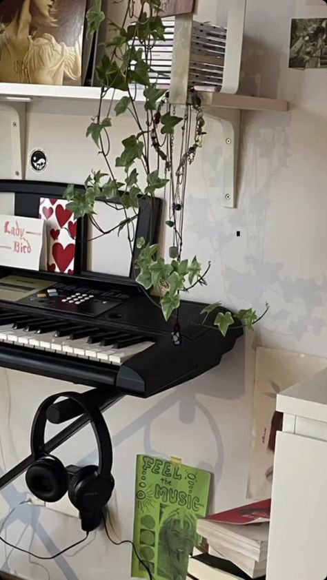 Keyboard In Bedroom Aesthetic, Keyboard Setup Piano, Keyboard Piano Aesthetic Room, Keyboard In Room, Keyboard Bedroom, Keyboard In Bedroom, Music Bedroom, Music Corner, Hanging Bedroom