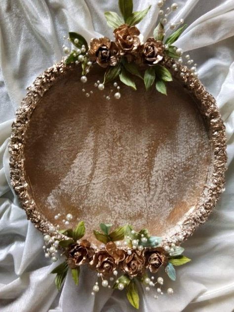 Jwellary Tray Decoration, Kanku Pagla Tray Decoration, Arathi Plate Decoration For Wedding, Haldi Thali Decoration Ideas, Engagement Tray Decoration, Thattu Decoration, Wedding Ring Tray, Diy Engagement Decorations, Hamper Diy