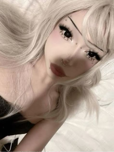 Goth Blonde Hair, Makeup Egirl, Blonde Goth, Snake Bite Piercing, Gyaru Makeup, Y2k Makeup, White Goth, Alt Makeup, Swag Makeup