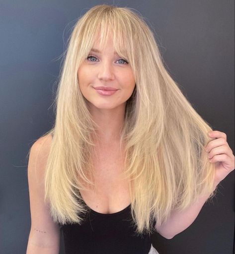 Long Layers With Bangs Straight, Long Hair With Bangs And Layers, Long Blonde Hair Cuts, Tan Skin Blonde Hair, Blonde Bangs, Layered Hair With Bangs, Blonde Hair With Bangs, Straight Blonde Hair, European Hair