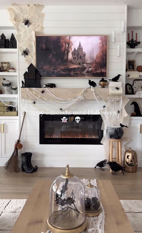 Halloween Apartment Decor, Halloween House Decor, Halloween Apartment, Harry Potter Halloween Party, Halloween Fireplace, Halloween Mantle, Casa Halloween, Halloween Mantel, Harry Potter Halloween