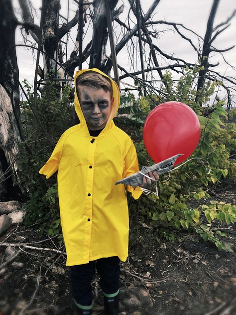 Georgie from “It” costume and make up idea Diy Georgie Costume It, Georgie Makeup It, Georgie Costume It Women, Georgie It Costume, Georgie Halloween Costume, Georgie From It, Pennywise Outfit, Georgie Costume, Georgie It