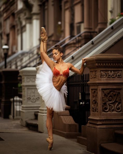 Aaron on Instagram: “Brownstone ballet @kyliesheaxo” Poses 2023, Ballerina Photoshoot, Jordan Matter, Ballerina Poses, Ballet Beauty, Art Of Dance, Ballet Poses, Art In Motion, Ballet Art