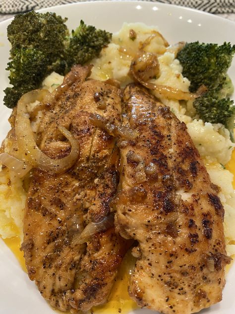 Pan Fried Chicken Breast over a bed of Homemade Garlic Butter Mashed Potatoes w/grilled onions & broccoli 4/2023 Garlic Butter Mashed Potatoes, Pan Fried Chicken Breast, Butter Mashed Potatoes, Whole Food Meals, Packed Meals, Chicken Mashed Potatoes, Homemade Garlic Butter, Dinner Today, Protein Packed Meals