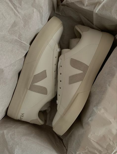 Stockholm Shoes Style, Stockholm Fashion Shoes, Veja Aesthetic, Fashion Trainers Women, Stockholm Style Shoes, Veja Shoe, Veja Sneakers Outfit, Scandinavian Shoes, Shoes Unboxing