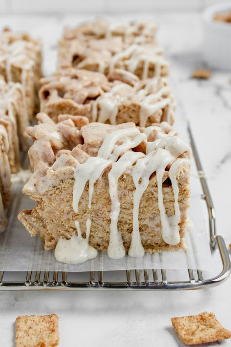 These Cinnamon Toast Crunch Marshmallow Treats are such a fun twist on the classic Rice Krispie Treats! The brown butter combined with the white chocolate and cinnamon topping tastes just like an incredible bowl of the cereal after the milk tastes like cinnamon. They're so tasty and come together in 15 minutes! Marshmellow Treats, Cinnamon Toast Crunch Bars, Desert Inspo, Cookies 2023, Breakfast Cupcakes, Crunch Cereal, Marshmallow Treats, Homemade Candy, Messy Kitchen