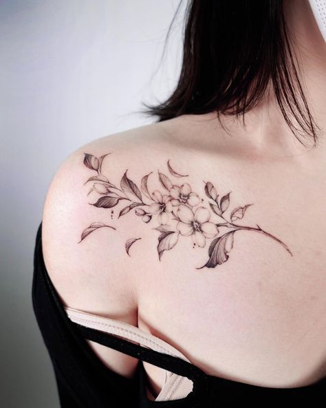 Beautiful bunch of flowers tattoo ideas for female. Bunch of flowers tattoo on girl's shoulder. Tattoo was simple and meaningful any female or girl can tattooing on her shoulder. Simple tattoo ideas for female. Minimal Shoulder Tattoos For Women, Shoulder Simple Tattoo, Tattoo In Shoulder, Bunch Of Flowers Tattoo, Flowers Tattoo Ideas, Tattoo Ideas For Female, Simple Tattoo Ideas, Torso Tattoos, Chic Tattoo