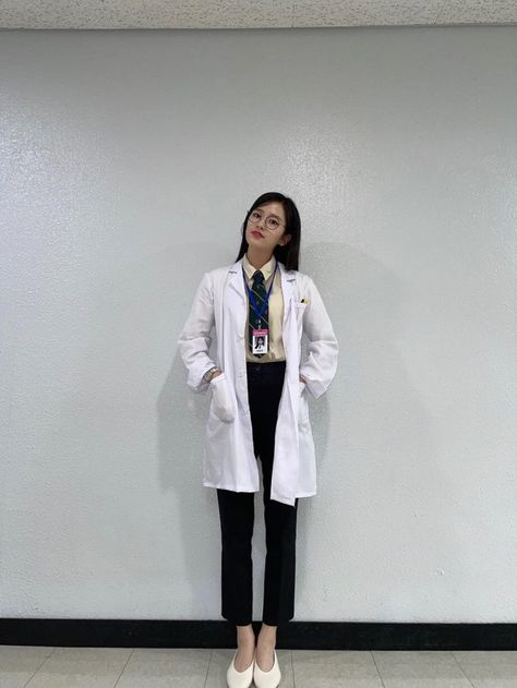 Medical Student Outfit, White Coat Outfit, Nurse Inspiration, Doctor Outfit, Ahn Yujin, Layered Haircuts For Medium Hair, Medical School Inspiration, Medical Outfit, White Coat