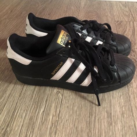 Adidas Superstar Black Shoes Sneakers Black Adidas, Addidas Shoes Super Star, Black And White Adidas Superstars, 2000s Adidas Shoes, Black Adidas Aesthetic, Adidas Superstar Black Outfits, Addidas Shoes Samba, Superstar Adidas Black, Superstars Outfit