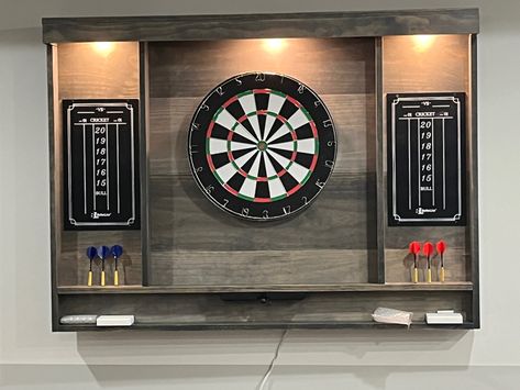 Dartboard Stand Diy, Bar Wall Design, Centro Tv, Custom Dart Board, Dart Board Wall, Man Cave Living Room, Home Bar Ideas, Diy Balcony, Home Bar Rooms