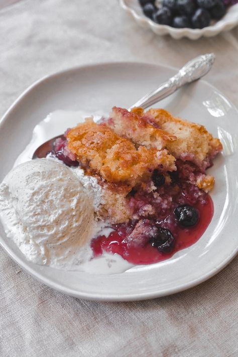 Old Fashioned Mixed Berry Pudding Cake - bethcakes Gluten Free Blackberry Cobbler, Blueberry Crumble Recipes, Berry Pudding, Blueberry Crisp Recipe, Blueberry Crisp, Blueberry Crumble, Blueberry Cobbler, Almond Paste, Crumble Recipe