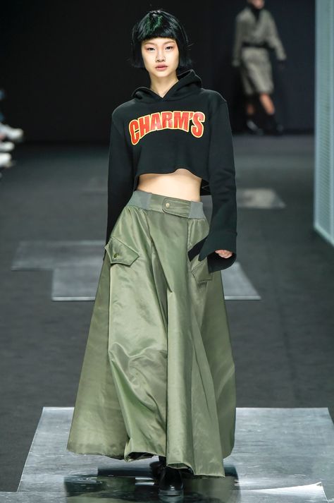 Hoodie With Dress Outfit, Modern Korean Fashion, Korean Fashion Week, Pant Skirt, Genderless Fashion, Korean Fashion Outfits, Fall Fashion 2016, Seoul Fashion Week, Seoul Fashion