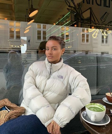 Aesthetic North Face Jacket, White Puffer Aesthetic, The North Face White Jacket, The North Face Jackets White, White North Face Puffer Jacket Outfit, White Winter Jacket Aesthetic, White Puffer Jacket Outfit Aesthetic, White North Face Jacket Outfit, White Jacket Aesthetic