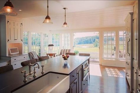 . Kitchen Sitting Areas, Open Kitchen Layouts, Casa Clean, Lots Of Windows, Farmhouse Sink Kitchen, Traditional Kitchen, White Cabinets, Kitchen Layout, Interior Design Ideas