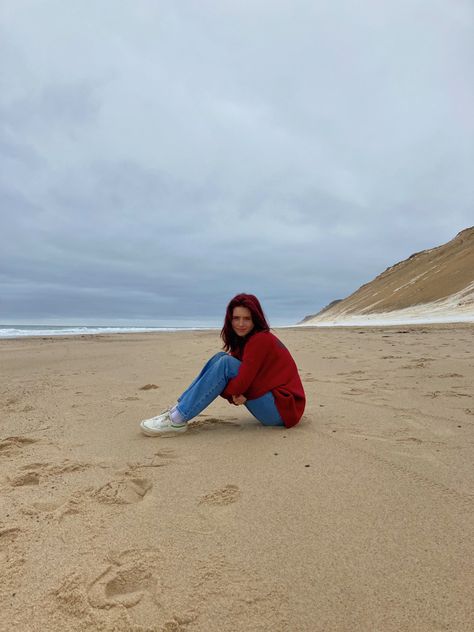 Red hair, indie girl, beach, winter, snow beach Strand Shoot, Winter Beach Outfit, Skater Girl Aesthetic, Snow Beach, Beach Winter, Winter Instagram, Winter Beach, Indie Girl, Winter Photoshoot