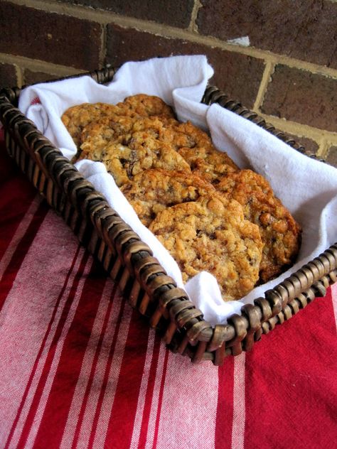 Laura Bush's Texas Governor's Mansion Cowboy Cookies. {Absolutely The BEST cookie you will ever eat! This will be your go-to cookie recipe from now on.} Cookies Cupcake, Laura Bush, Cowboy Cookies, Dessert Aux Fruits, Dried Figs, Yummy Sweets, How Sweet Eats, Eat Dessert, Sweets Desserts