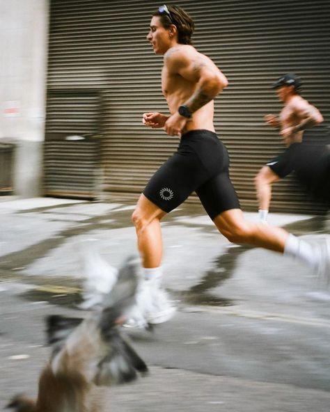 Triathlon Photography, Running Outfit Men, Running Photography, Running Photos, Foto Top, Running Club, London Clubs, Athletic Training, Fitness Inspiration Body