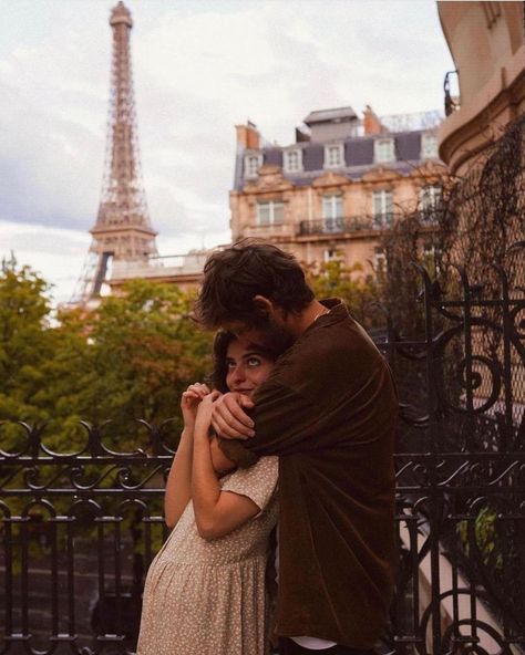 30 Couple Photos That Will Make You Believe In Love Again True Love Photos, Couple Moments, Vintage Couples, Cute Love Stories, Couple Photoshoot Poses, Paris Photos, Couples Poses For Pictures, Couple Photography Poses, Love Photos