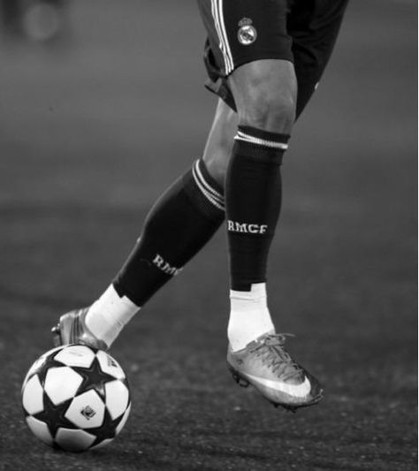 #Soccer Soccer Pro, Football Photography, Football Fashion, Soccer Quotes, Free Kick, Playing Football, Soccer Balls, Soccer Player, Sport Soccer