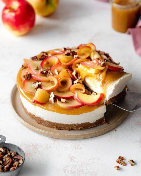 Easy Vegan Caramel Apple Cheesecake (No-Bake) No Bake Caramel Apple Cheesecake, No Bake Apple Cheesecake, Vegan Apple Recipes, Caramel Apple Cheesecake Recipes, Banoffee Cheesecake, Sauteed Apples, Dairy Free Dessert Easy, Vegan Caramel Apple, Baked Caramel Apples