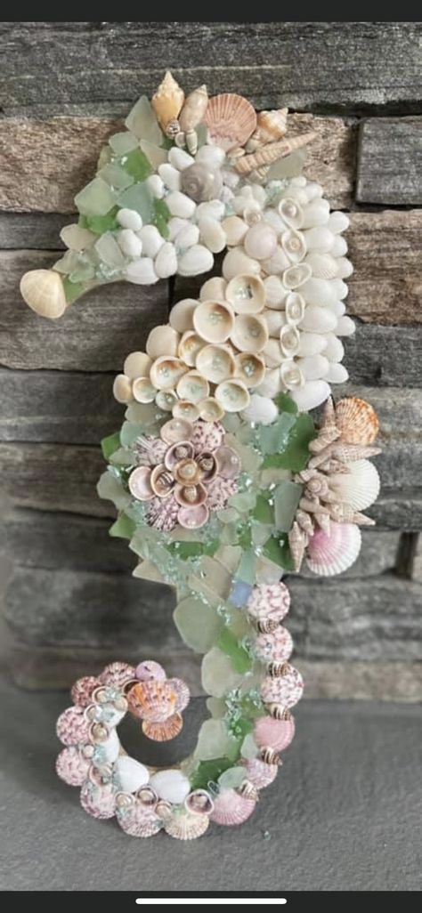 Seahorse Shell Art, Large Seashell Crafts, What To Do With Sea Shells, Seashell Seahorse, Seahorse Crafts, Oyster Jewelry, Seahorse Wall Art, Shell Mermaid, Beach Themed Crafts