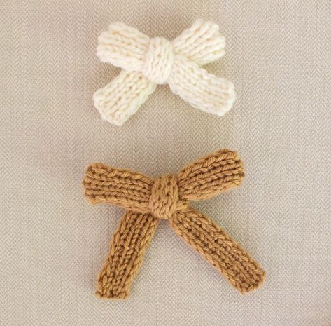 Knit Hair Bow, Crochet Hair Bows, Crochet Headband Tutorial, Headband Tutorial, Hair Clips Diy, Crochet Bows, Finger Knitting, Mittens Pattern, Bow Pattern