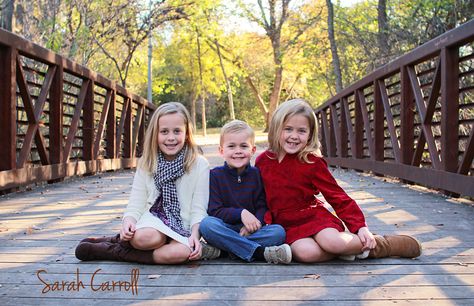 three siblings poses - 3 sibling photos Poses Family Of Three, Siblings Poses, Sibling Photography Poses, Sibling Photo Shoots, Maternity Photography Family, Three Siblings, Sibling Pictures, Poses Family, Trendy Photography