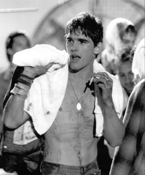 Matt Dillon The Outsiders, Dally Winston, Young Matt Dillon, 80s Actors, The Outsiders Greasers, Dallas Winston, 80s Men, Matt Dillon, Karate Kid