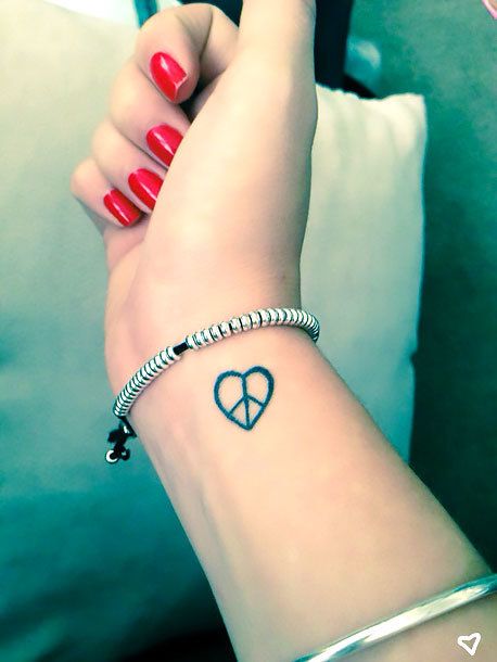 460 Marvelous Small Tattoo Design Ideas - Peace Heart on Wrist Peace Sign Tattoo, Peace Sign Tattoos, Peace Tattoos, Heart Tattoo Wrist, Peace Heart, Simple Tattoos For Women, Small Heart Tattoos, Sign Tattoo, Heart Tattoos