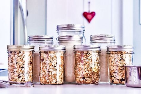 Food gifts are cheap to make and welcomed by all. Here are three DIY frugal mixes that cost less than a dollar. Complete with ideas for decorating your gift in a jar. #frugal #gift #giftinajar Soaked Bread Recipe, Homemade Muffin Mix, Oatmeal Chocolate Chip Bars, Pickle Recipes Homemade, Homemade Pancake Mix, Gifts In A Jar, Homestead Recipes, Gluten Free Gifts, Homemade Oatmeal