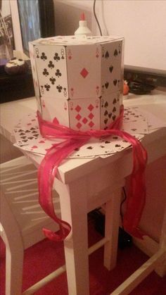 Playing Card Hat How To!  •  Free tutorial with pictures on how to make a top hat in under 30 minutes Playing Card Crafts, Crazy Hat Day, Hallowen Ideas, Alice Tea Party, Mad Hatter Hat, Hat Art, Mad Hatter Party, Mad Hatter Hats, Hat Day