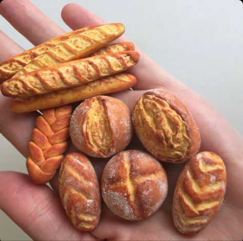 Miniture Food, Food Bread, Real Bread, Miniature Scenes, Miniature Bakery, Food Charms, Diy Doll Miniatures, Doll House Crafts, Baked Bread