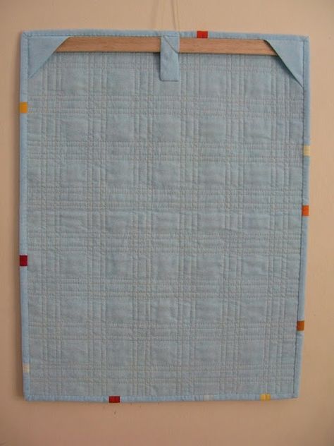 I really like how she did the back for hanging her mini quilt (I generally just wing it with a tube of fabric sandwiched in with the binding to slip a dowel through) Quilt Hanging, Backing A Quilt, Quilt Hangers, Quilt Display, Hanging Quilts, Quilt Modernen, Miniature Quilts, Quilt Binding, Quilt Labels