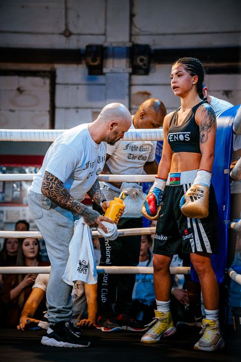 Female Boxers Aesthetic, Women Boxers Boxing, Boxing Girl Outfit, Female Boxing Outfit, Boxer Girl Aesthetic, Boxing Outfits, Boxer Girl, Boxing Outfit, Female Boxer