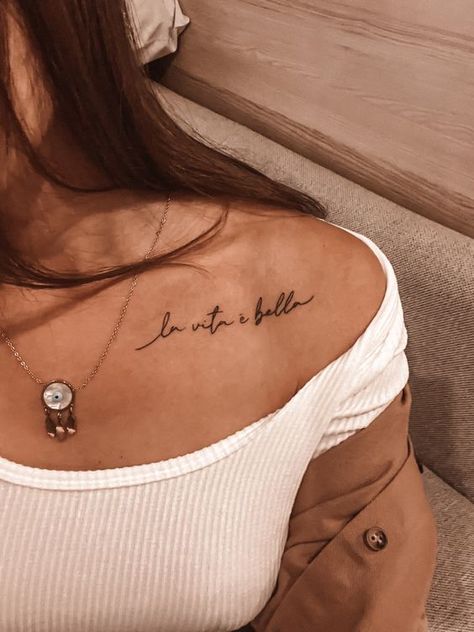 Elegant Quoted Collarbone Tattoo Clavicle Tattoos For Women Quotes, Shoulder Tattoo Quotes, Collar Bone Tattoo Quotes, Top Of Shoulder Tattoo, Tattoo Spine, Clavicle Tattoo, Italian Tattoos, Collarbone Tattoo, Bone Tattoo