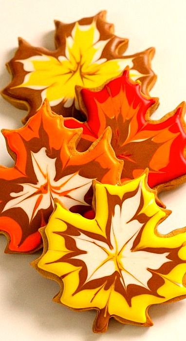 A beautiful Thanksgiving Hostess gift of fall cookies, using an easy icing "feathering" technique. Halloween Torte, Recipes Tutorials, Leaf Cookies, Thanksgiving Cookies, Thanksgiving Treats, Fall Cookies, Crumpets, Fall Treats, Fall Leaf