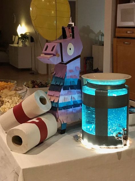 Fortnite Pinata Diy, Fortnite Birthday Decor, Fortnite Party Ideas Decorations, Fortnite Birthday Ideas, Fortnite Diy Decorations, Diy Fortnite Decorations, Fortnite Centerpieces Ideas, Fortnite Themed Birthday Party, Diy Fortnite Party Ideas