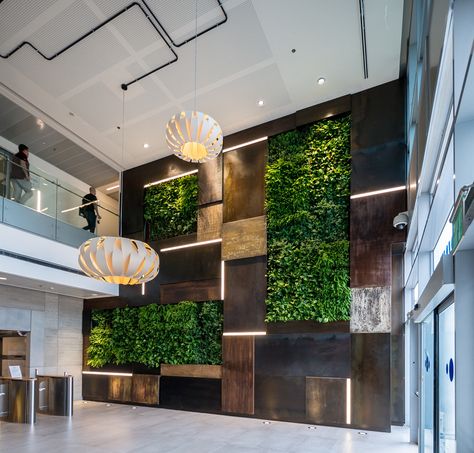 Green wall in the reception atrium at Verint Offices – Herzliya Rustic Office Design, Industrial Office Design, Cool Office Space, Rustic Office, Modern Office Interiors, Office Lobby, Green Office, Office Space Design, Modern Office Design