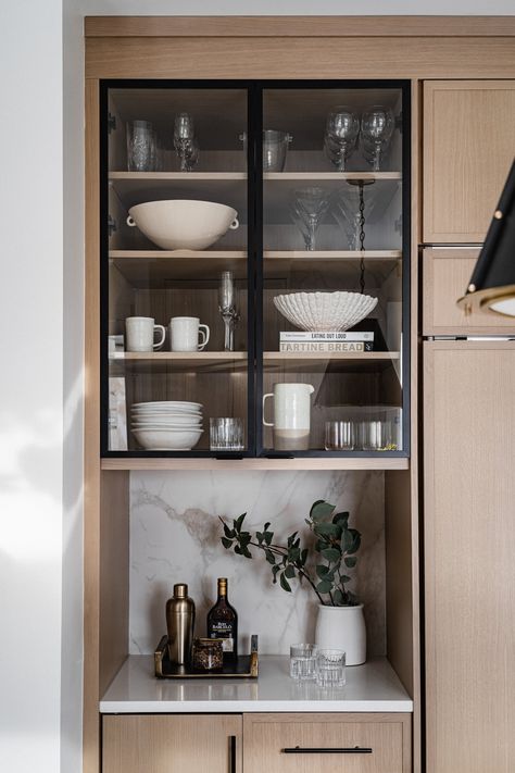 Kitchen Vitrine, Dinning Table Wooden, Glass Cabinets Kitchen, Picture Of Glass, Coffee Pantry, Kitchen Glass Cabinets, Storage Solutions Kitchen, Kitchen Spoon Holder, Kitchen Accessories Ideas