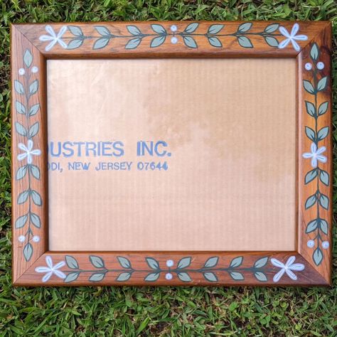 Hand painted flowers on a simple wooden frame 🌿 Hand Painted Photo Frames, Painted Photo Frames, Painted Frames, Handmade Picture Frames, Stamp Frame, Painted Picture Frames, Hand Painted Frames, Hand Painted Flowers, Painted Flowers