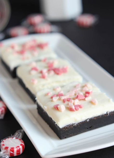 Cheese Dessert Recipes, Frosted Brownies, Chocolate Raspberry Brownies, Cherry Brownies, Peppermint Dessert, Peppermint Recipes, Brownie Frosting, Cream Cheese Brownies, Peppermint Brownies