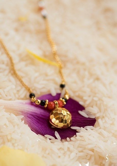 Coral Mangalsutra, Minimalist Mangalsutra, Mangalsutra Simple, Black Beads Mangalsutra Design, Modern Gold Jewelry, Gold Mangalsutra Designs, Jewelry Photoshoot, Antique Jewelry Indian, Mangalsutra Designs