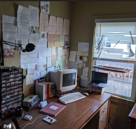 Messy Desk, Old Technology, Desk Inspo, Retro Gadgets, Retro Room, Old Computers, Dream Room Inspiration, Room Setup, Study Inspiration