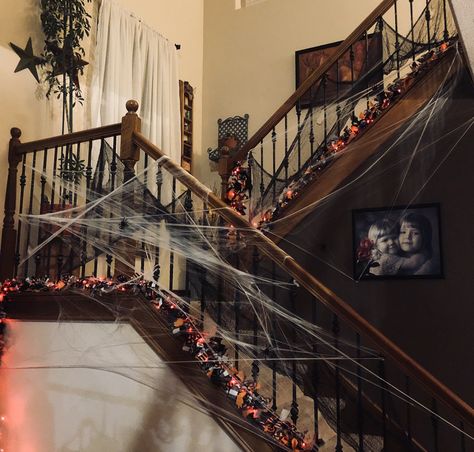 Halloween staircase Halloween Staircase, Halloween Movie Night, Halloween House Party, Staircase Decor, Adornos Halloween, Halloween Front Porch, About Halloween, Halloween Tattoo, Fun Halloween Decor