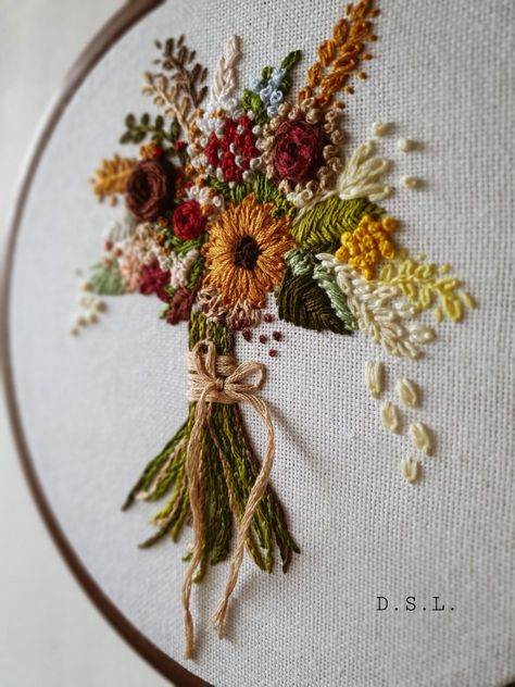 Embroider Flower Bouquet, Embroidery On Brown Fabric, Floral Bouquet Embroidery, Flower Bouquet Embroidery, Diy Embroidery Thread, Embroidered Bouquet, Bouquet Embroidery, Clothes Embroidery Diy, Simple Hand Embroidery Patterns