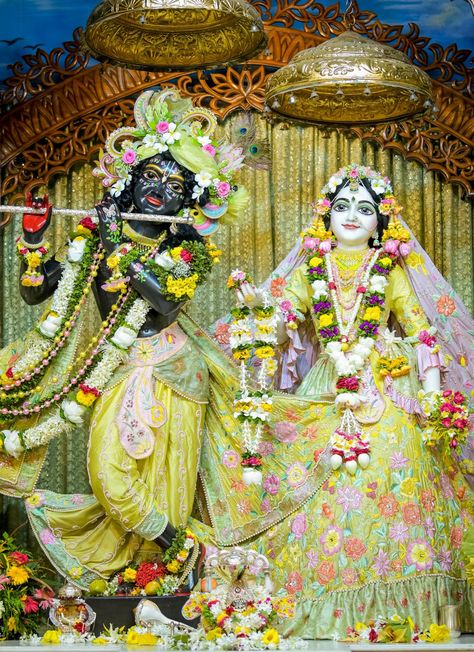 Iskon Temple Vrindavan, Iskcon Krishna, Goddess Aesthetic, Doraemon Wallpapers, Real Images, Hindu Dharma, Krishna Book, Iphone Wallpaper Hipster, Sri Krishna